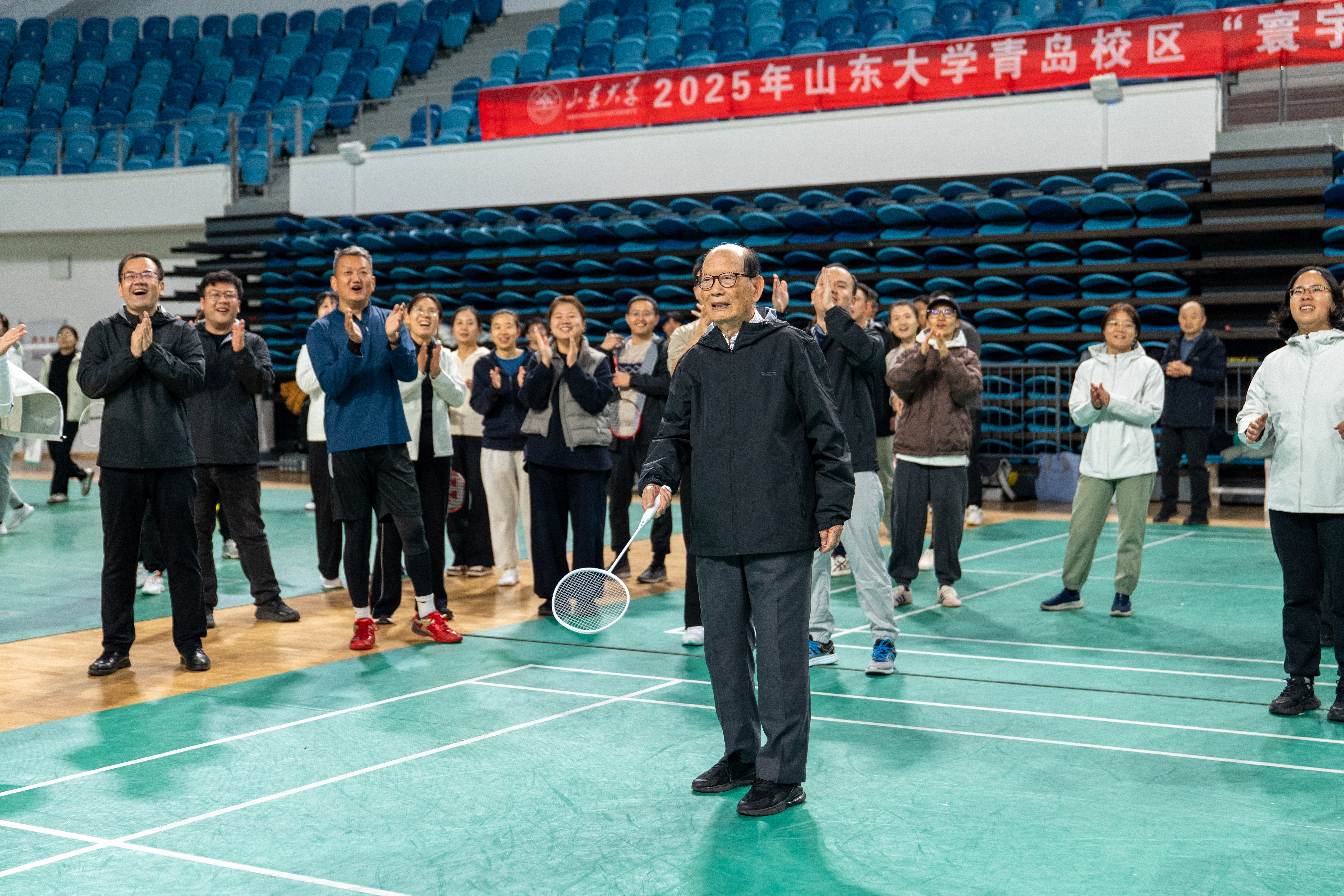 王文兴开球（建议用张真娣拍的）.jpg
