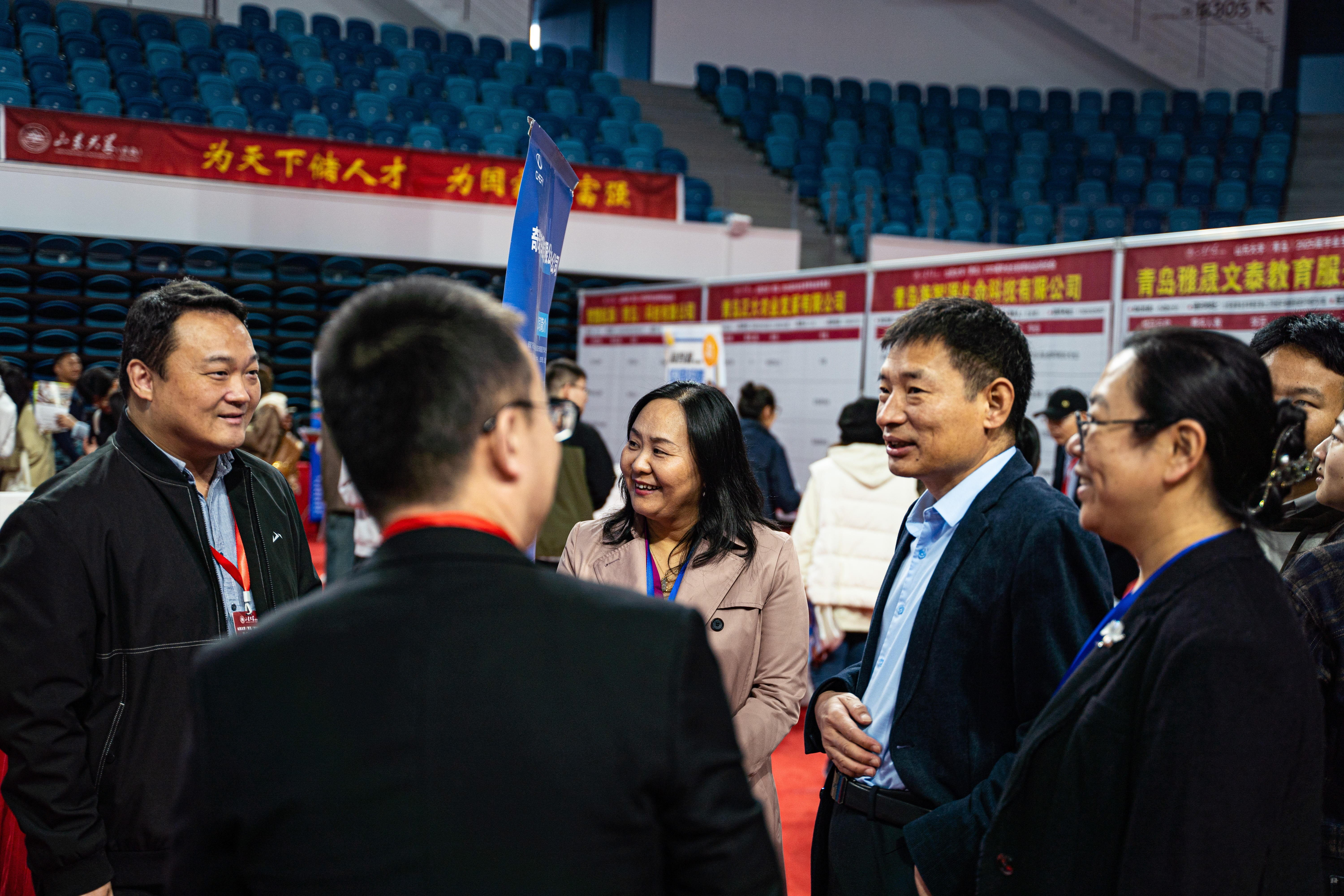 2.宋作标书记与用人单位亲切交谈.jpg